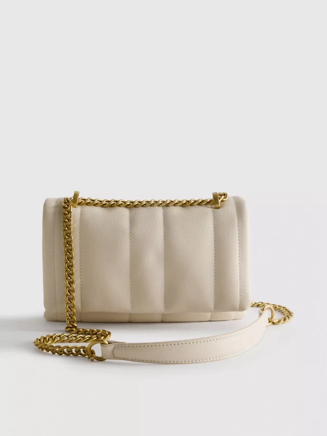 Bolso cruzado con solapa