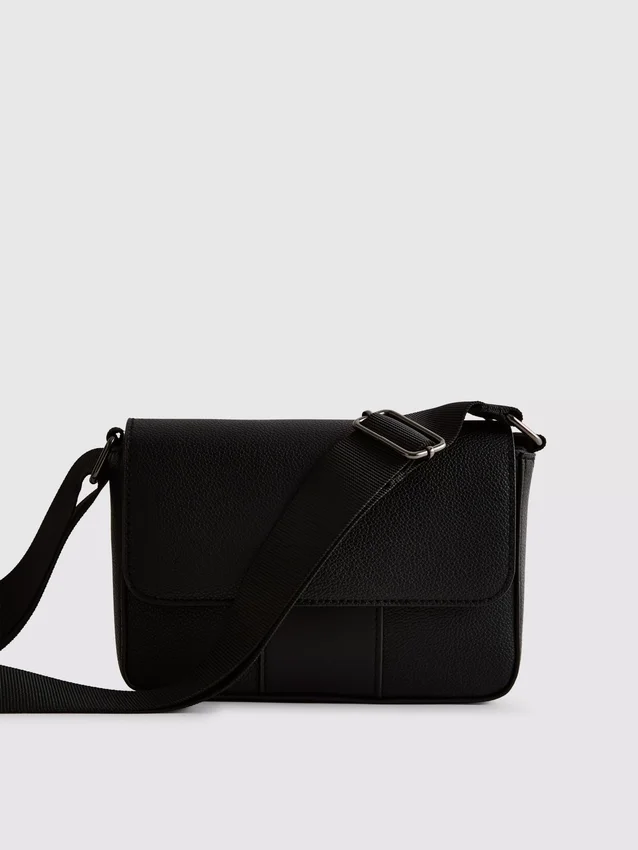 Bolso cruzado con solapa