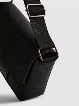 Bolso cruzado con solapa