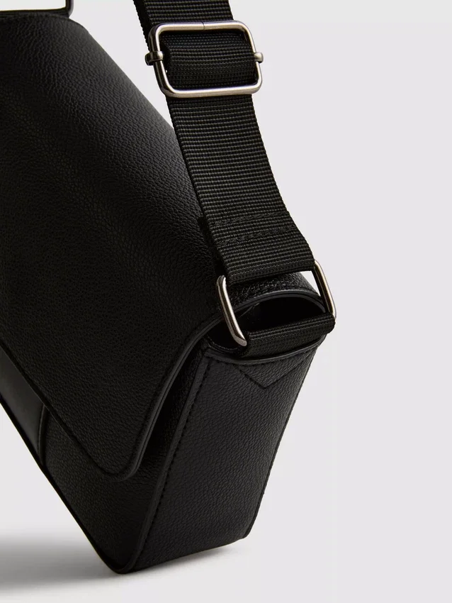 Bolso cruzado con solapa