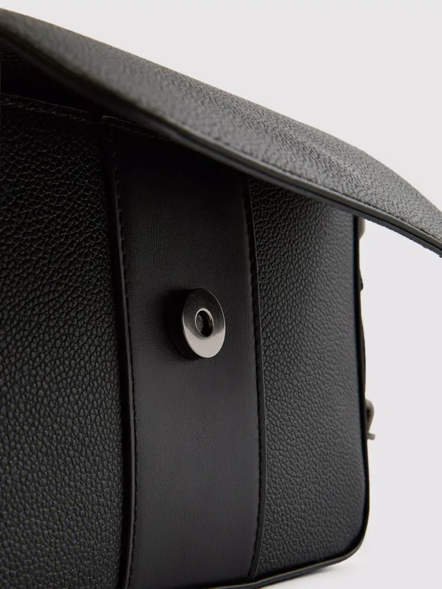 Bolso cruzado con solapa