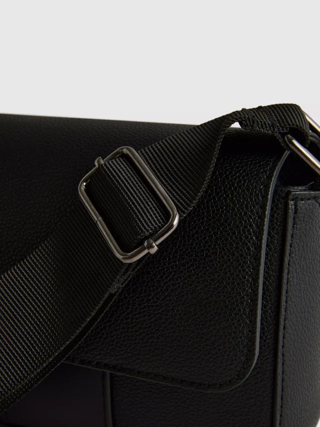 Bolso cruzado con solapa