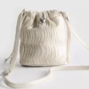 Bolso cruzado tipo cubo con fruncidos