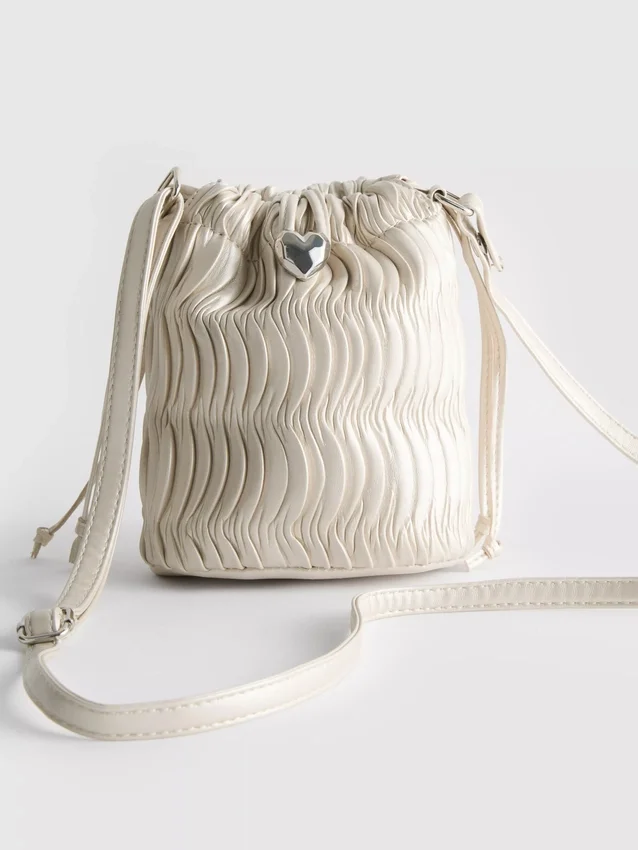 Bolso cruzado tipo cubo con fruncidos