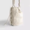 Bolso cruzado tipo cubo con fruncidos