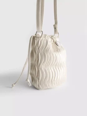 Bolso cruzado tipo cubo con fruncidos