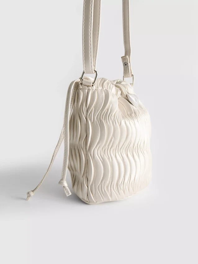 Bolso cruzado tipo cubo con fruncidos