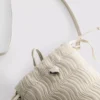 Bolso cruzado tipo cubo con fruncidos
