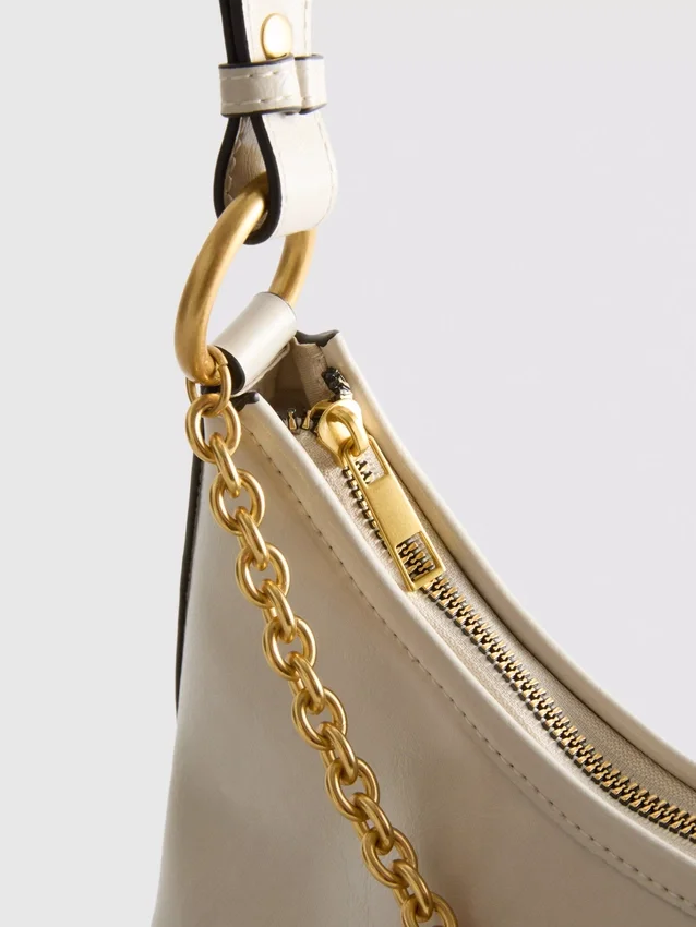 Bolso de hombro con cadena