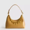 Bolso de hombro con detalles de dijes