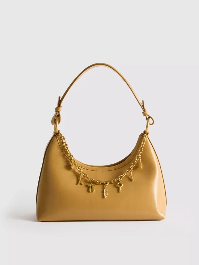Bolso de hombro con detalles de dijes
