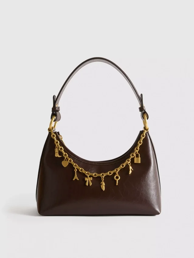 Bolso de hombro con detalles de dijes