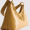 Bolso de hombro con detalles de dijes