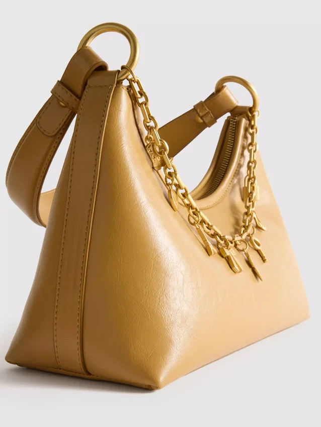Bolso de hombro con detalles de dijes