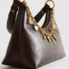Bolso de hombro con detalles de dijes