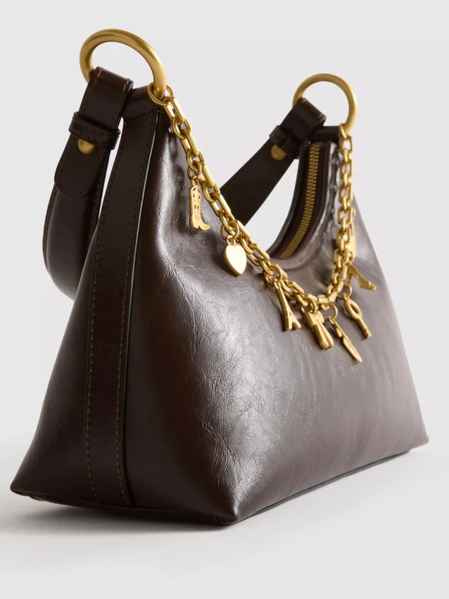 Bolso de hombro con detalles de dijes