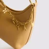 Bolso de hombro con detalles de dijes