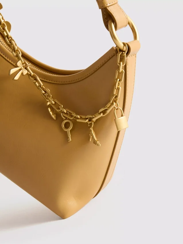 Bolso de hombro con detalles de dijes