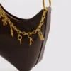 Bolso de hombro con detalles de dijes