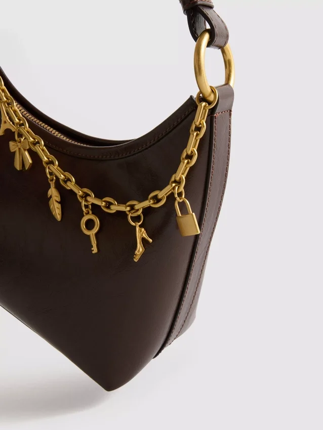Bolso de hombro con detalles de dijes