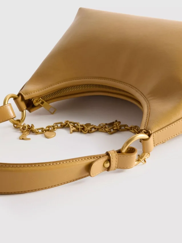 Bolso de hombro con detalles de dijes