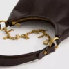 Bolso de hombro con detalles de dijes