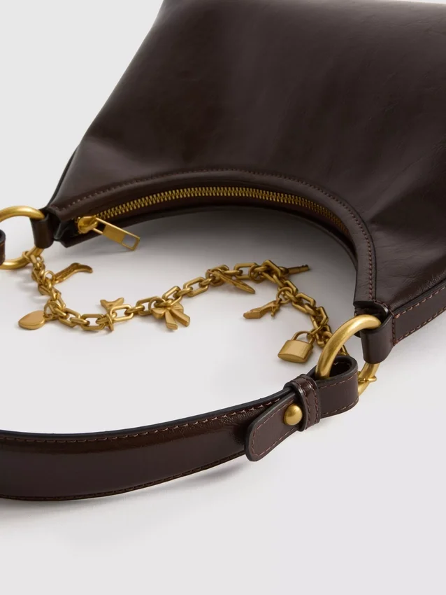 Bolso de hombro con detalles de dijes