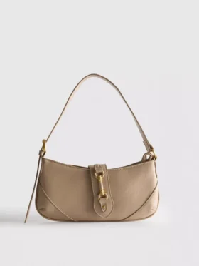 Bolso de hombro con detalles metálicos