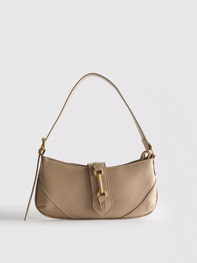 Bolso de hombro con detalles metálicos