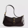 Bolso de hombro con detalles metálicos
