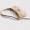 Bolso de hombro con detalles metálicos