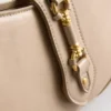Bolso de hombro con detalles metálicos