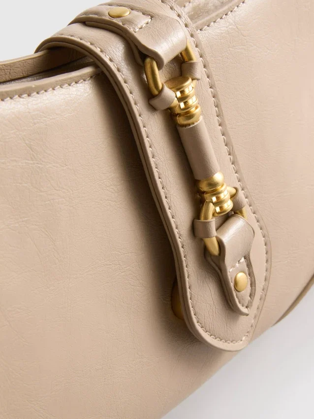 Bolso de hombro con detalles metálicos