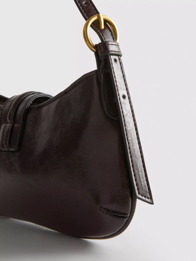 Bolso de hombro con detalles metálicos