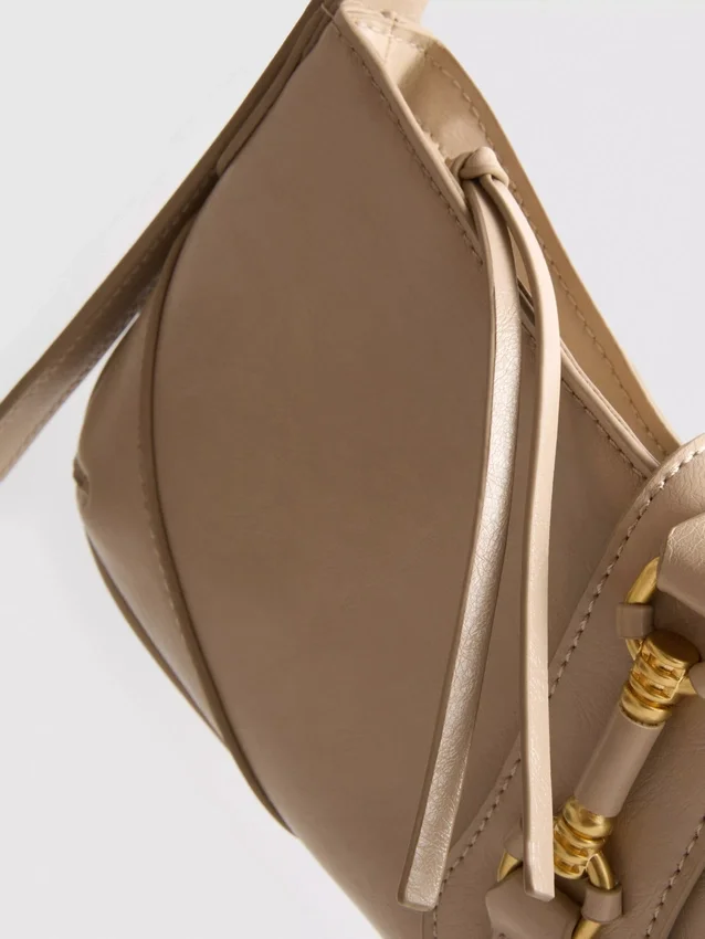 Bolso de hombro con detalles metálicos