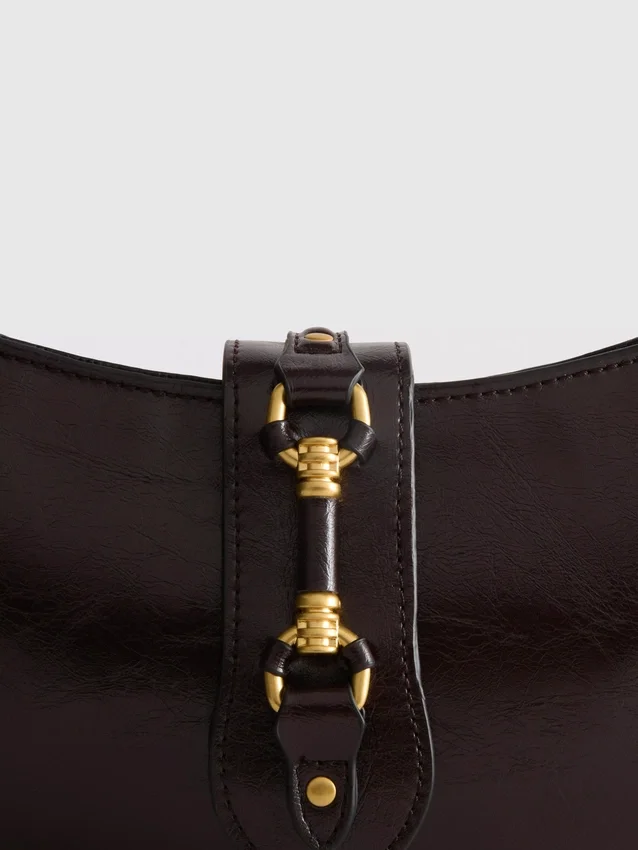 Bolso de hombro con detalles metálicos