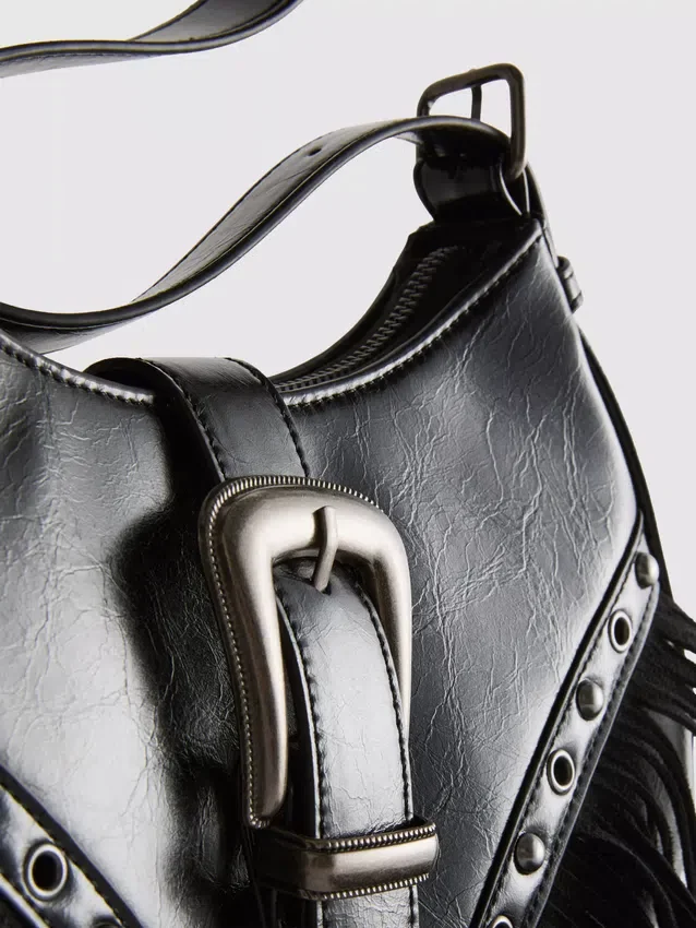 Bolso de hombro con hebilla y flecos