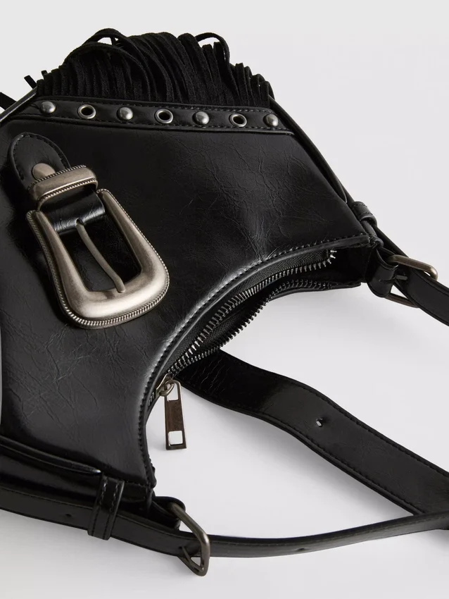 Bolso de hombro con hebilla y flecos