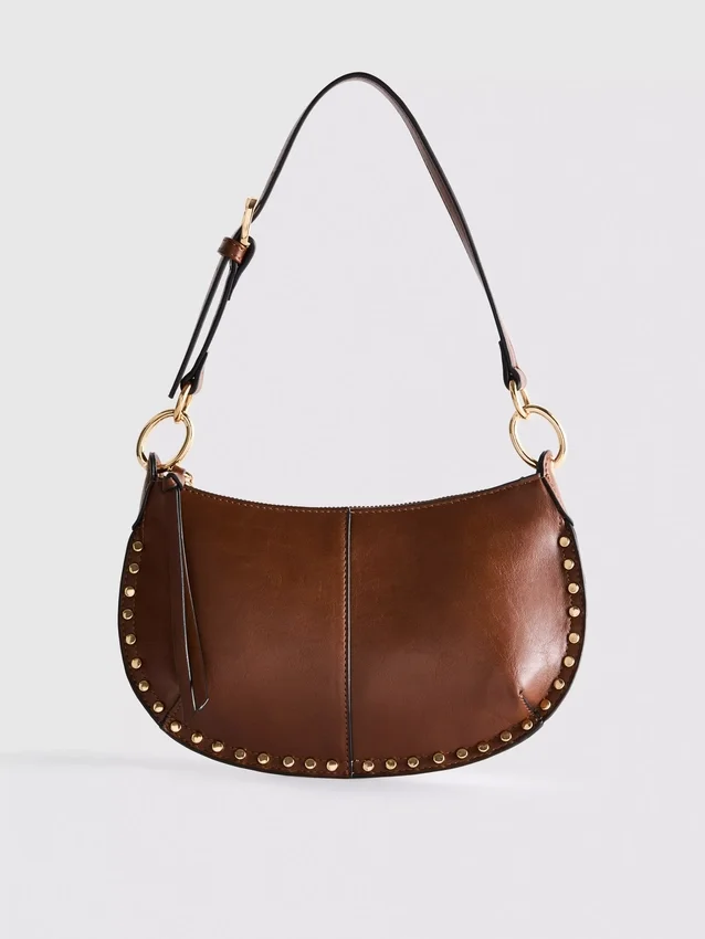 Bolso de hombro con tachuelas de imitación de cuero de Paula Echevarría