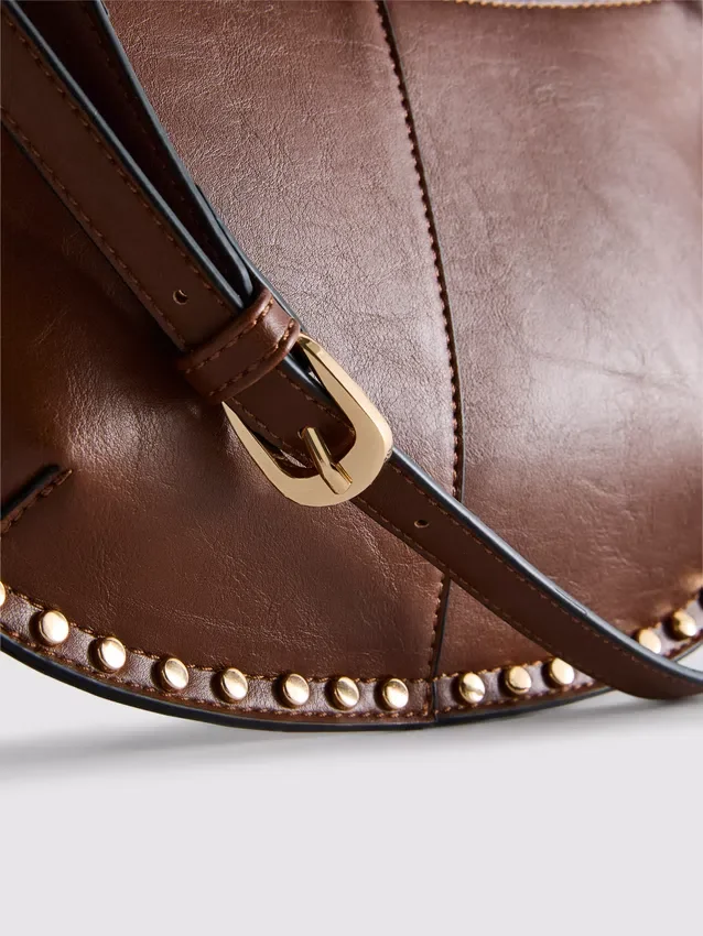 Bolso de hombro con tachuelas de imitación de cuero de Paula Echevarría