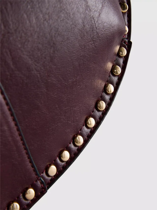 Bolso de hombro con tachuelas de imitación de cuero de Paula Echevarría