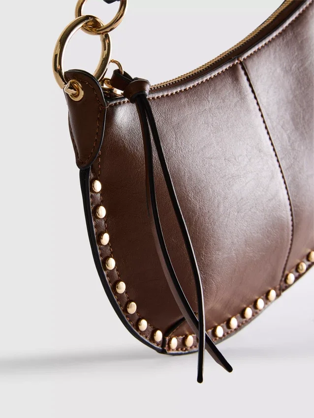 Bolso de hombro con tachuelas de imitación de cuero de Paula Echevarría