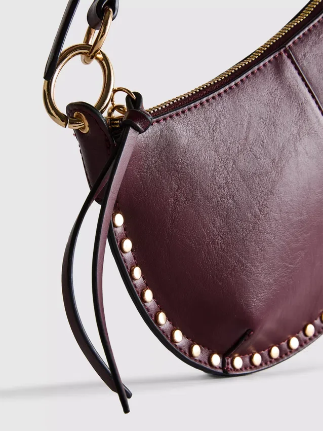 Bolso de hombro con tachuelas de imitación de cuero de Paula Echevarría