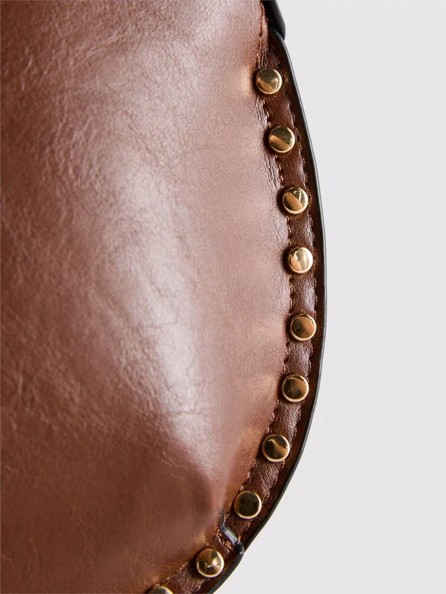 Bolso de hombro con tachuelas de imitación de cuero de Paula Echevarría