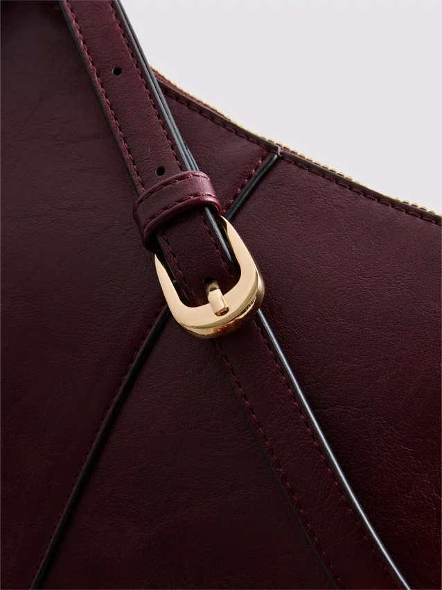 Bolso de hombro con tachuelas de imitación de cuero de Paula Echevarría