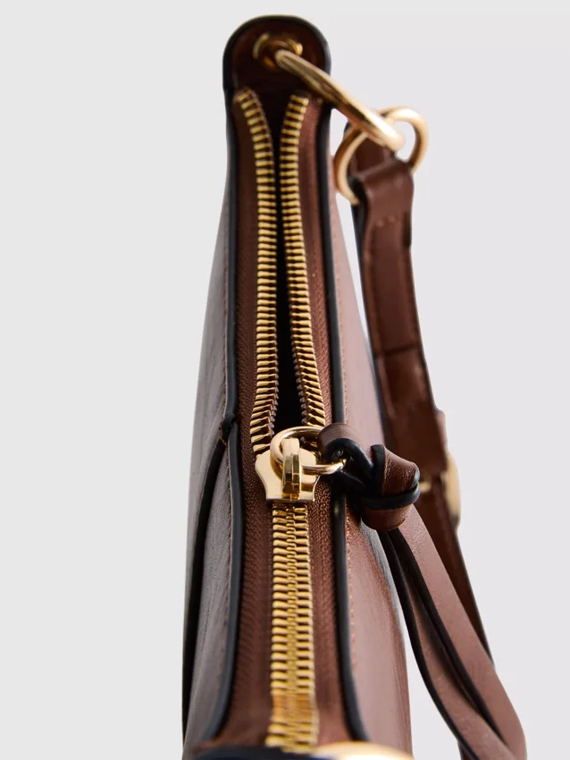 Bolso de hombro con tachuelas de imitación de cuero de Paula Echevarría