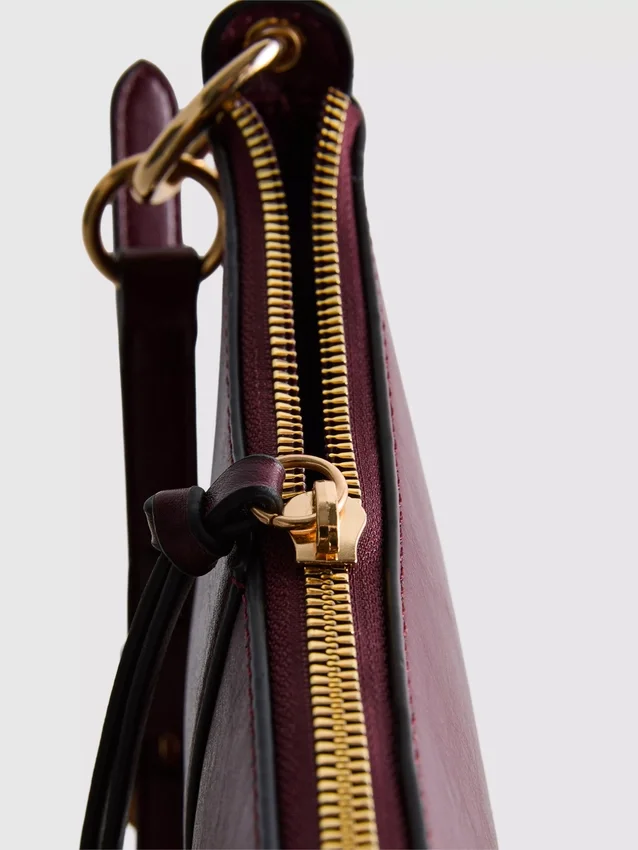 Bolso de hombro con tachuelas de imitación de cuero de Paula Echevarría