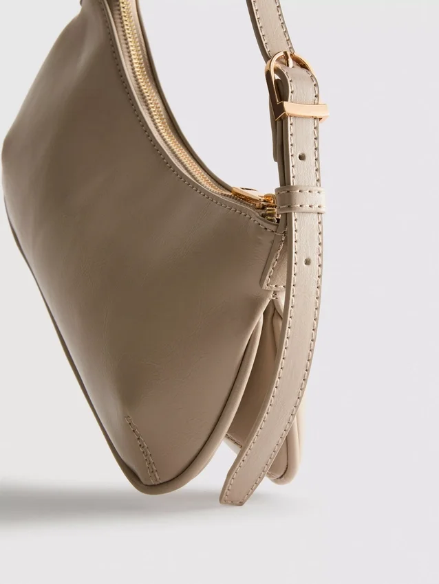 Bolso de hombro curvo de imitación de cuero