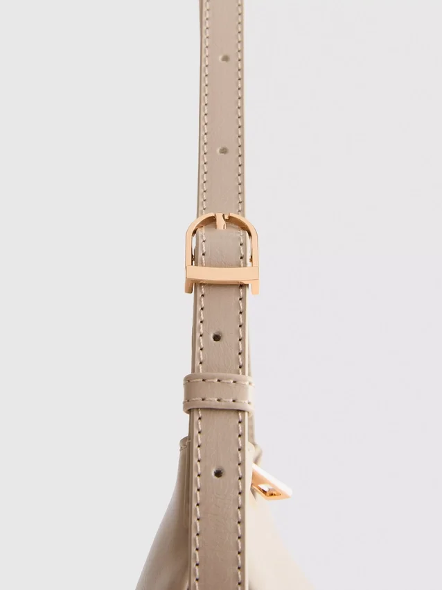 Bolso de hombro curvo de imitación de cuero