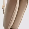 Bolso de hombro curvo de imitación de cuero